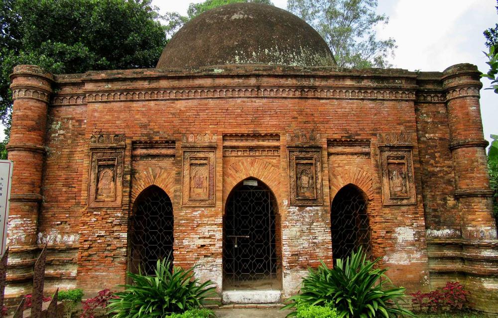 Goaldi Mosque, The Singe of Muslim Rulers 