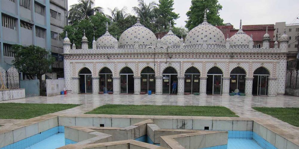 Star Mosque, the mosque in Dhaka open for tourist to visit beautiful inside.